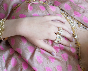 ANALI RING IN GOLD AND ROSE QUARTZ