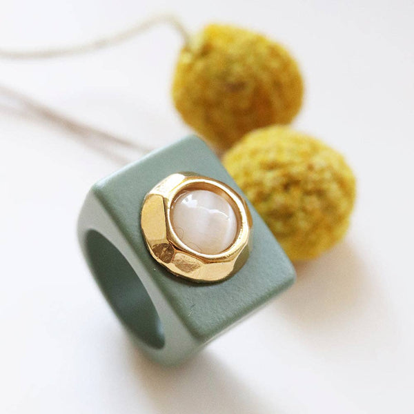 EM- Khaki ring with natural Cat's Eye stone