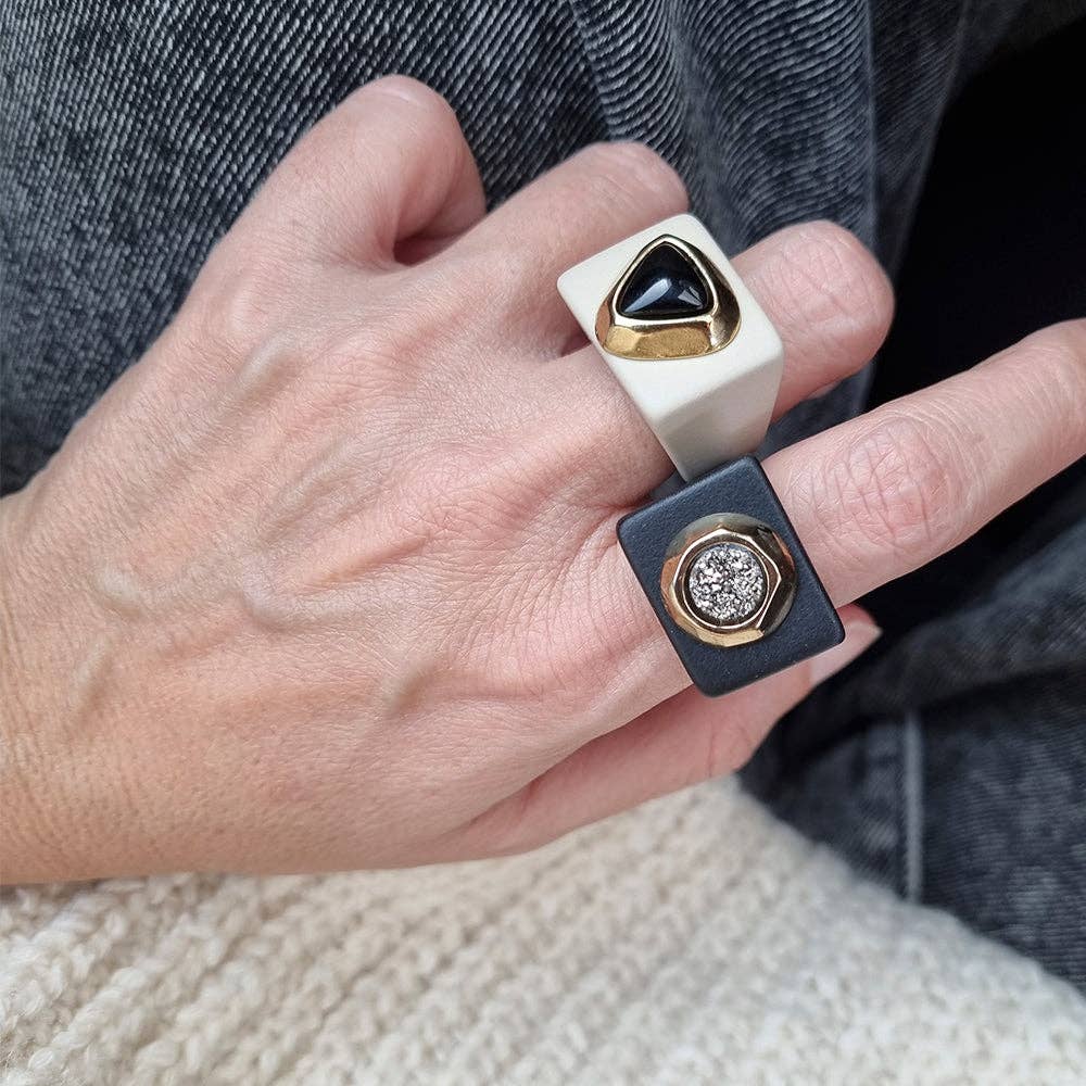 EM - Ice-colored ring with onyx