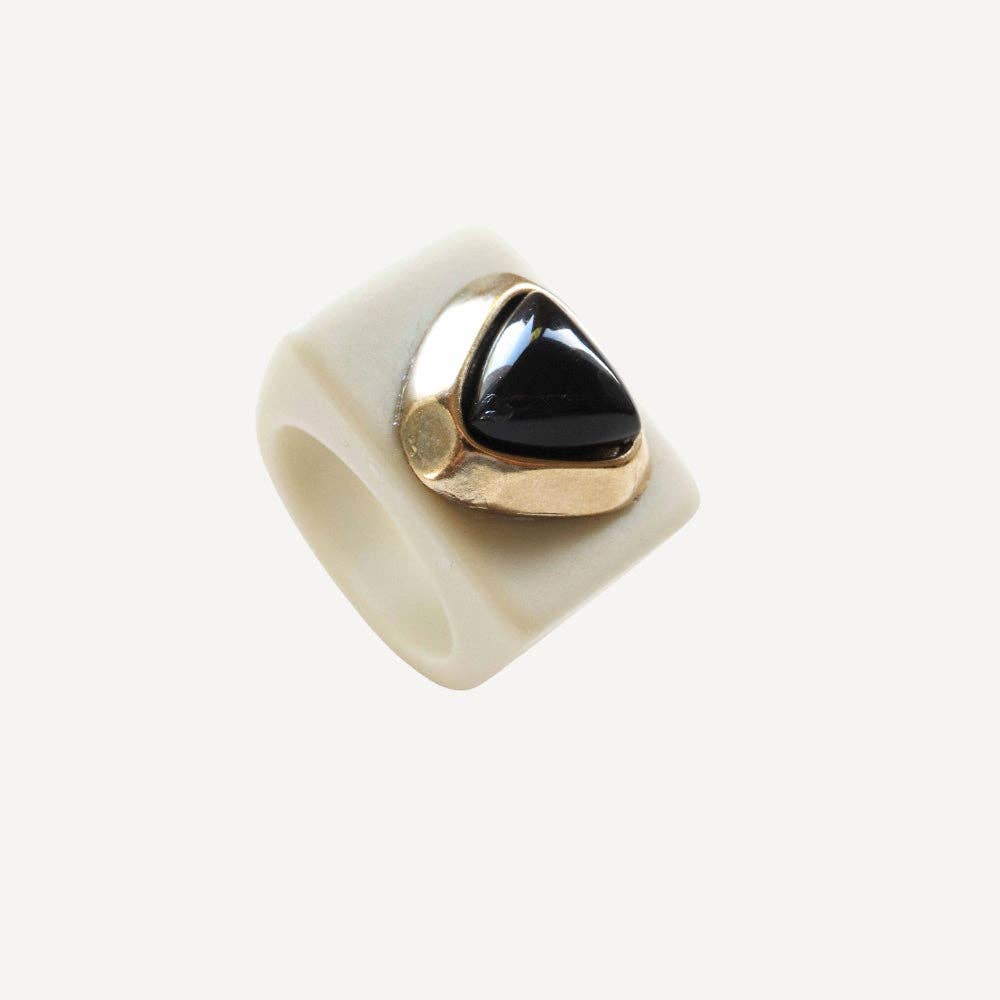 EM - Ice-colored ring with onyx