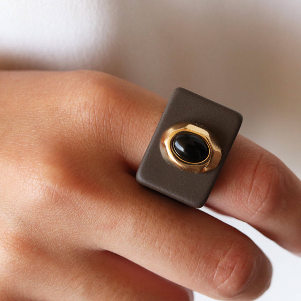 EM - brown ring with onyx