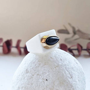 EM - White ring with natural Onyx stone
